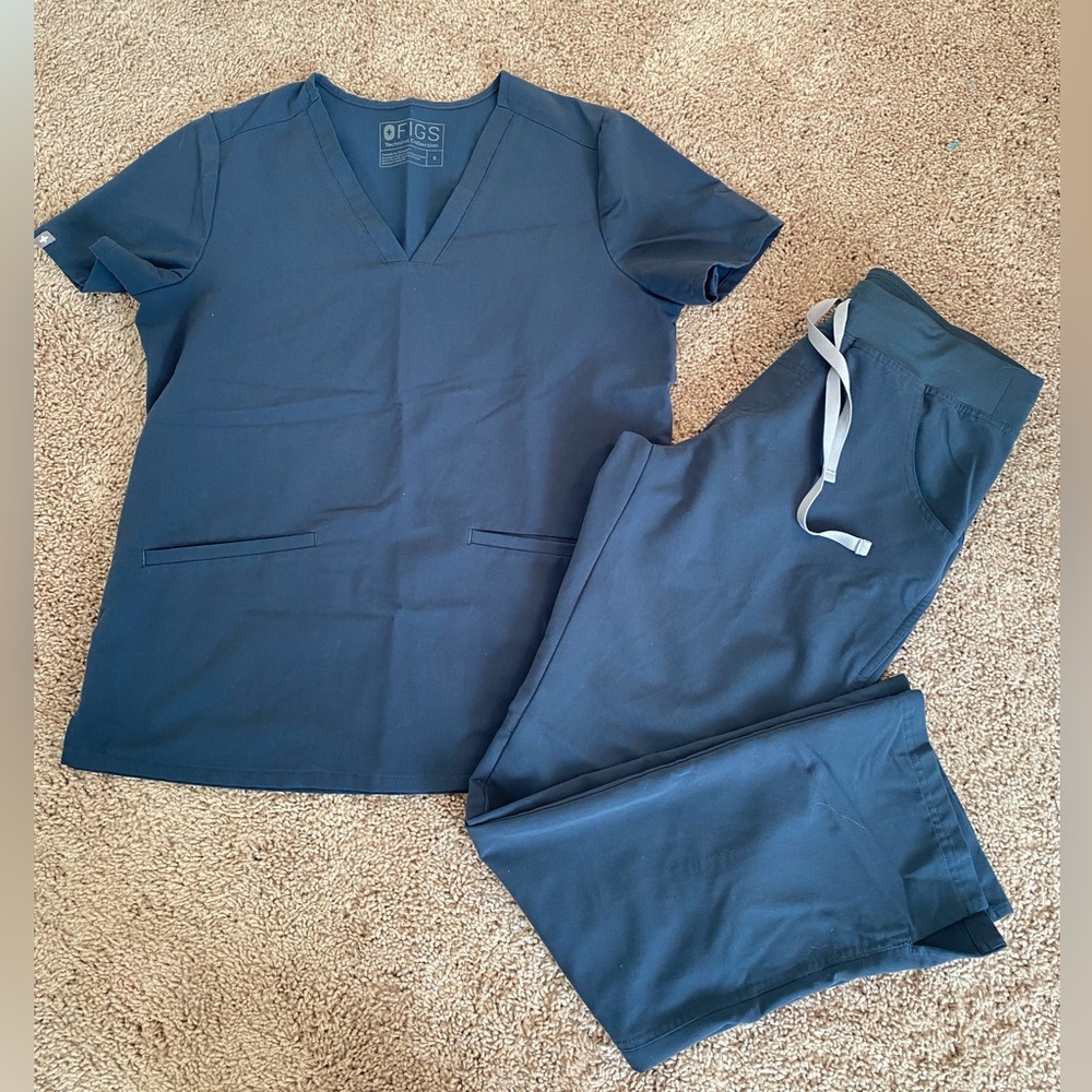 FIGS Dark Harbor scrub set. S two pocket top and S Livingston bottoms.